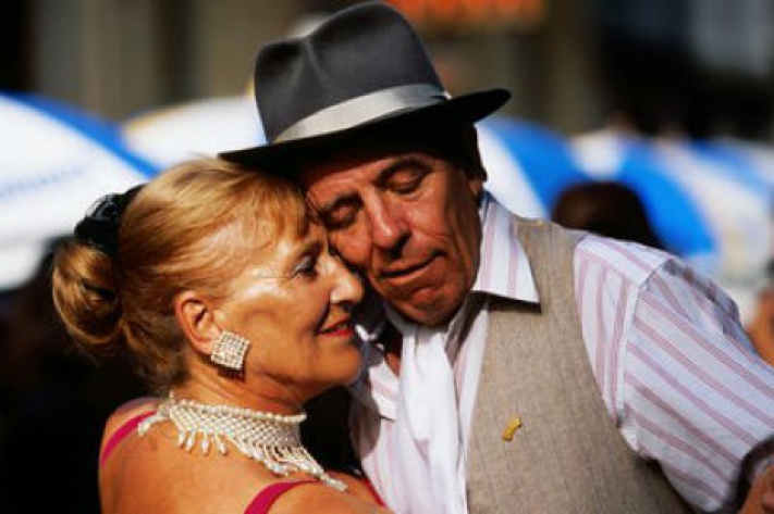 Уроки аргентинского танго для людей почтенного возраста в клубе Ла Милонга